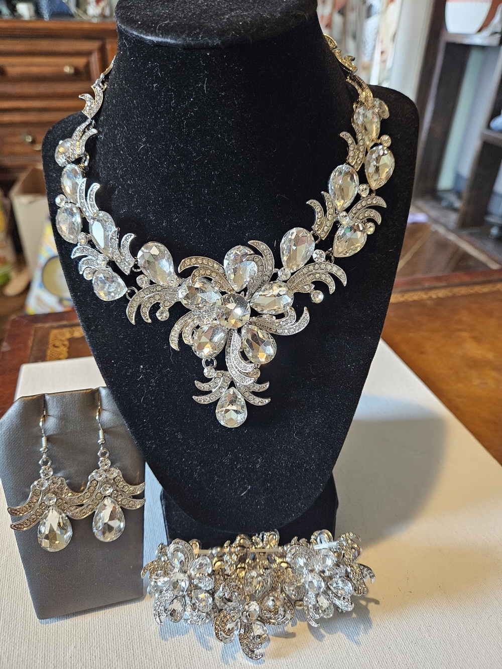 Crystal Statement Necklace Set in Clear/Silver